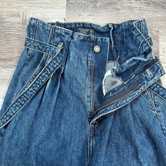 Abercrombie A&F Mom Jeans Dark Wash High Rise Belted Frayed Hem 26 2R - Picture 4 of 9